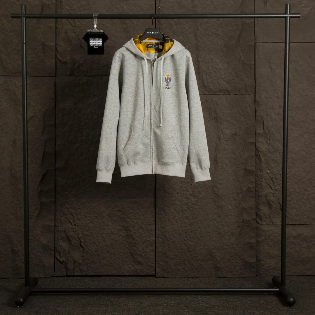 P270 Actual photo [Popular item] Style number: 25104# Color: Navy blue/hemp gray/white Size: S to XL - Ralph Lauren/Ralph Lauren 2025AW Autumn and Winter Bear series stacked topstitch design plaid lining hooded cardigan zipper sweatshirt - Original workmanship consistent Professional four-needle six-thread topstitch design ✅ - Face 370g double-sided cotton heavyweight fabric Contrast color yarn-dyed plaid inside ✅| - Highly restored customized brand zipper 0.8 pure cotton high-density hook and loop bonnet ✅ - RL limited design style Colorful bear logo precision embroidery Bright color contrasting plaid hood inside The upper body is colorful and distinguishes the classic style. Both men and women can easily control it. Simple and clean, versatile and can go wrong. Exposed topstitch 0.8 cm retro primary color hook and loop drawstring. Every detail is perfect.
